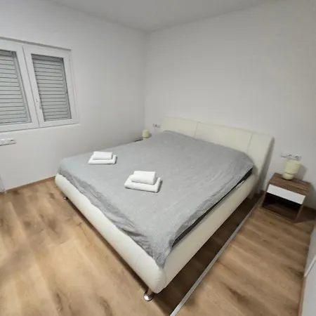 Roky Apartman *