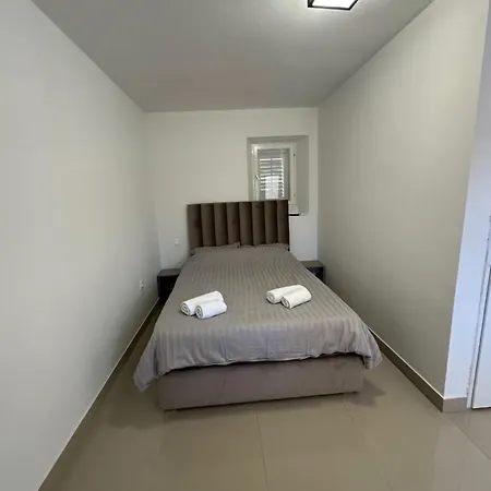 Roky Apartman *